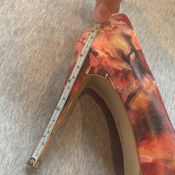 Woman’s BCBGeneration hidden platform heels - Picture 10 of 10